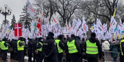 В центре Киеве проходит массовый митинг против локдауна: улица Грушевского перекрыта, силовики перешли на усиленный режим работы