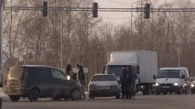 В Тюмени на Московском тракте столкнулись два авто