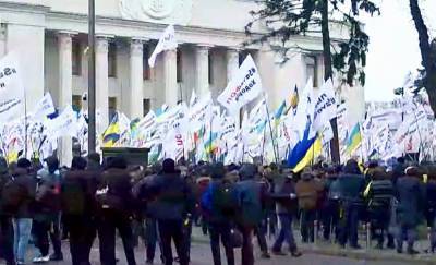 Киев колотит: под Радой сотни силовиков – здание оцеплено, что происходит