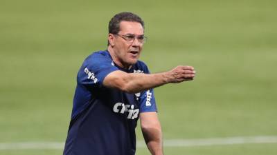 СМИ: Экс-тренер сборной Бразилии по футболу госпитализирован с COVID-19