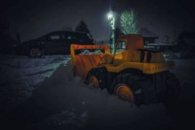 Сугробы, снежная каша и пробки - итоги ночного снегопада в Тверской области
