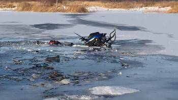 Под лед реки Андомы провалился мужчина на снегоходе