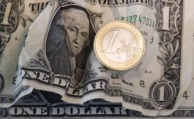 Курс валют сегодня: доллар и евро падают на торгах