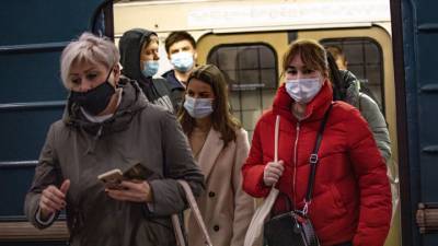 Число заболевших коронавирусом в России продолжает снижаться
