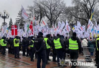 Центр Киева перекрыт: перед Радой митингуют предприниматели