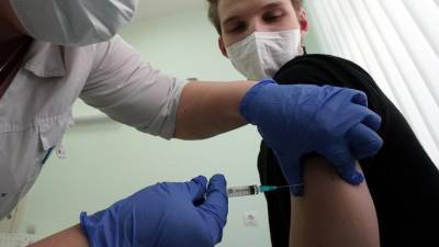 Более 1,4 тыс. добровольцев получили первую дозу вакцины «ЭпиВакКорона»