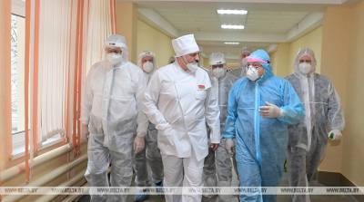 Лукашенко: главная задача врачей - лечить людей, остальным государство их обеспечит