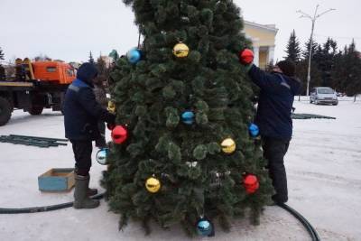 В Йошкар-Оле устанавливают главную новогоднюю елку