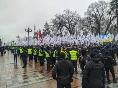 Митингующие предприниматели зовут праворадикалов на «Налоговый Майдан»