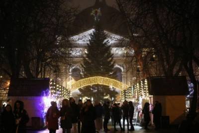 Во Львове возле Оперного театра установили главную новогоднюю ёлку города: фото и видео