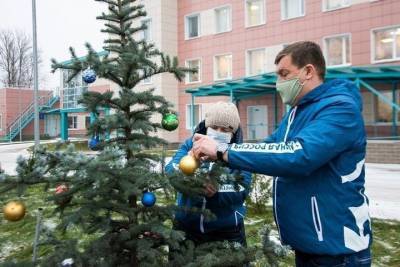 У онкодиспансера в Пскове украсили елку
