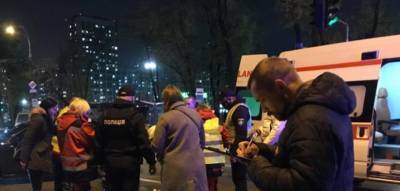 В Харькове на "зебре" авто снесло пешеходов: момент попал на видео