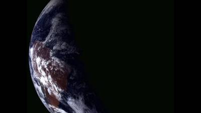 Спутник запечатлел лунную тень на Земле во время солнечного затмения