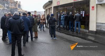 Родители пропавших без вести военных обвиняют генерала Макаряна – акция у МО Армении