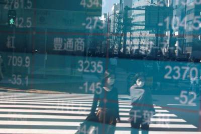 Японские акции закрылись в минусе, всплеск COVID-19 снизил аппетит к риску
