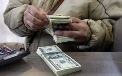 Украинцы два месяца подряд скупают валюту