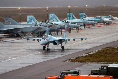 В Тверской области пилоты истребителей оттачивали мастерство полетов в нештатных ситуациях