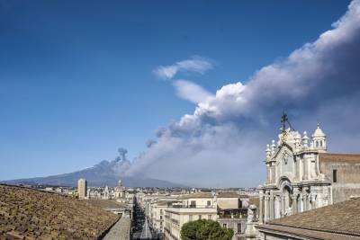 На Сицилии произошло извержение самого высокого вулкана Европы Этна: впечатляющие кадры