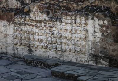 Археологи обнаружили новую часть ацтекской башни черепов в Мехико
