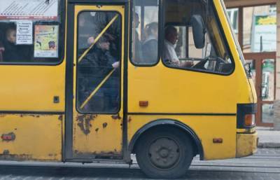 В Киеве столкнулись две маршрутки, фото: людей оставили на обочине и не вернули деньги