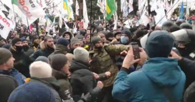 На Майдане в Киеве начались столкновения митингующих с полицией (ВИДЕО)
