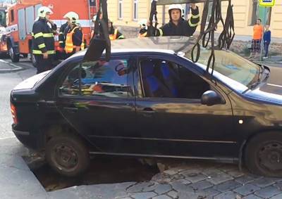 Асфальт провалился под автомобилем на улице в Праге