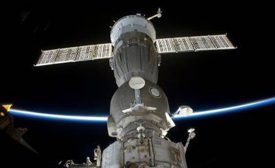 «Контрабанда» спиртного на орбитальной станции: российские космонавты провозили бутылки в книгах, прятали их в скафандрах и худели, чтобы обойти запрет (Daily Mail, Великобритания)