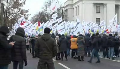 Терпение лопнуло: на Майдане начались столкновения полиции и протестующих