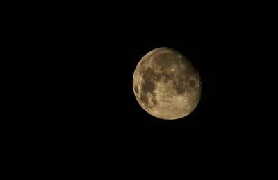 Ученые удивили странным «радужным» снимком Луны