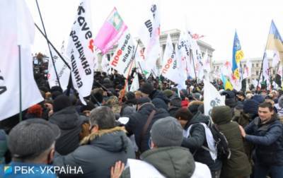 На Майдане произошли столкновения между митингующими и полицией