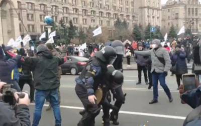 На Майдане столкновения протестующих и силовиков