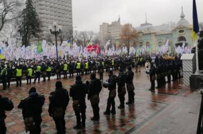 В Киеве становится жарко: протестующие направились к Майдану
