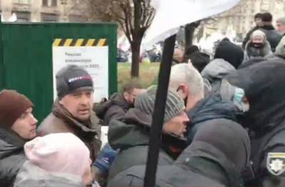 На киевском Майдане полиция подралась с ФОПами из-за палаток