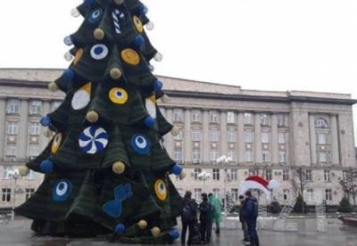 В Черкассах главную елку украсили "оком дьявола" (фото)