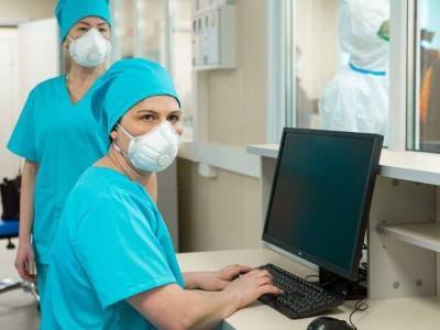 Студентам-медикам, работающим в пандемию в московских поликлиниках, доплатят по 7 тыс. рублей в месяц