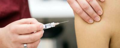Соцработников трех районов НСО начали прививать от COVID-19 вакциной «Вектора»