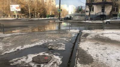В Челябинске вода хлынула из-под земли на дорогу и тротуар