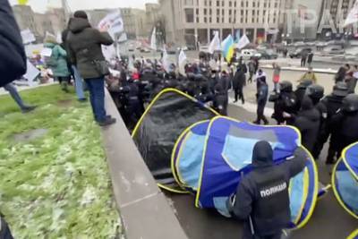 На митинге предпринимателей в Киеве начались драки с полицией
