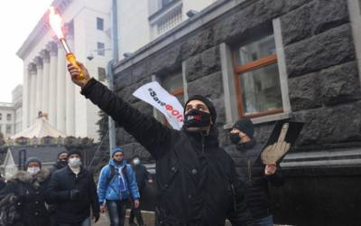 Протест в Киеве: Митингующие жгут фаеры под Офисом президента