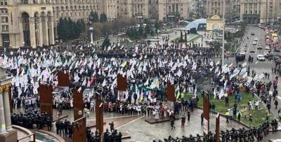 Полицейские проводят превентивные меры для восстановления правопорядка на Майдане Независимости