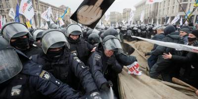 Протесты против локдауна: в столкновениях на Майдане пострадали около 40 полицейских