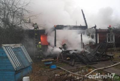 В поселке Ларионово загорелся одноэтажный дом, эвакуировано 7 человек