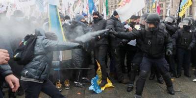 Столкновения на Майдане: в центр Киева прибыли скорые, активисты говорят о госпитализированных