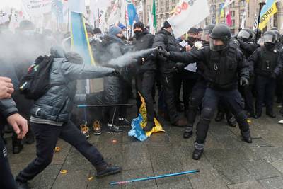 Десятки человек пострадали в столкновениях с полицией в центре Киева