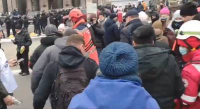 Ожоги глаз и потеря сознания: в столкновениях на Майдане пострадало 40 человек
