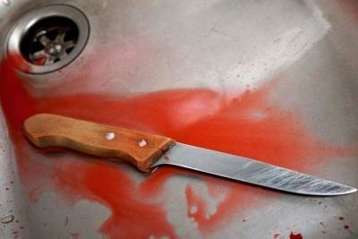 Нож – в спину: в Кохме сожитель «заткнул» жену с помощью холодного оружия