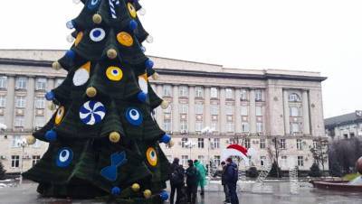 На Украине новогоднюю елку украсили «оком дьявола»