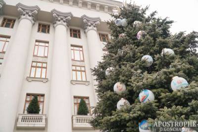 В сети показали, как выглядит наряженная Президентская ёлка и карусель (ФОТО, ВИДЕО)