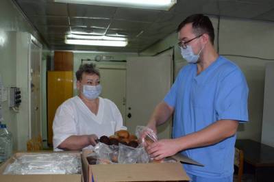 Единороссы - добровольцы вручили новогодние подарки врачам ковидной больницы в Грязях