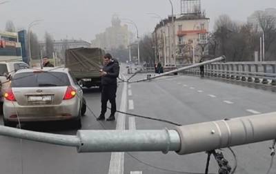 В Киеве на Шулявском мосту упали столбы освещения